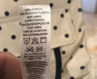 Chubasquero Dunnes Stores con desgaste en axilas