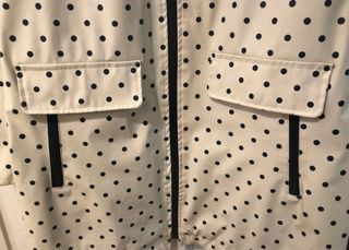 Chubasquero Dunnes Stores con desgaste en axilas