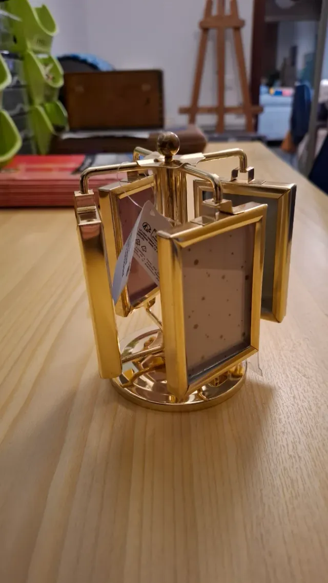 Marco de fotos giratorio dorado