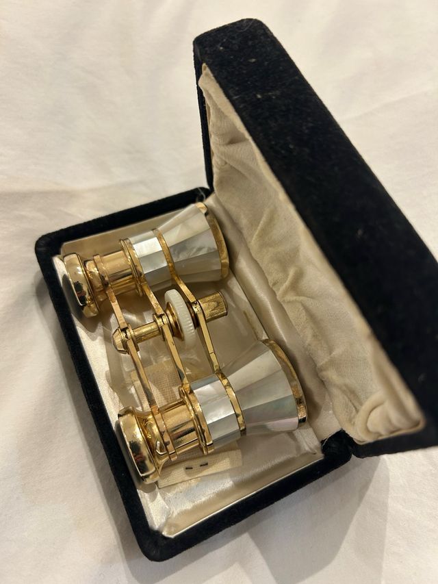 Antiguos prismáticos de ópera dorados