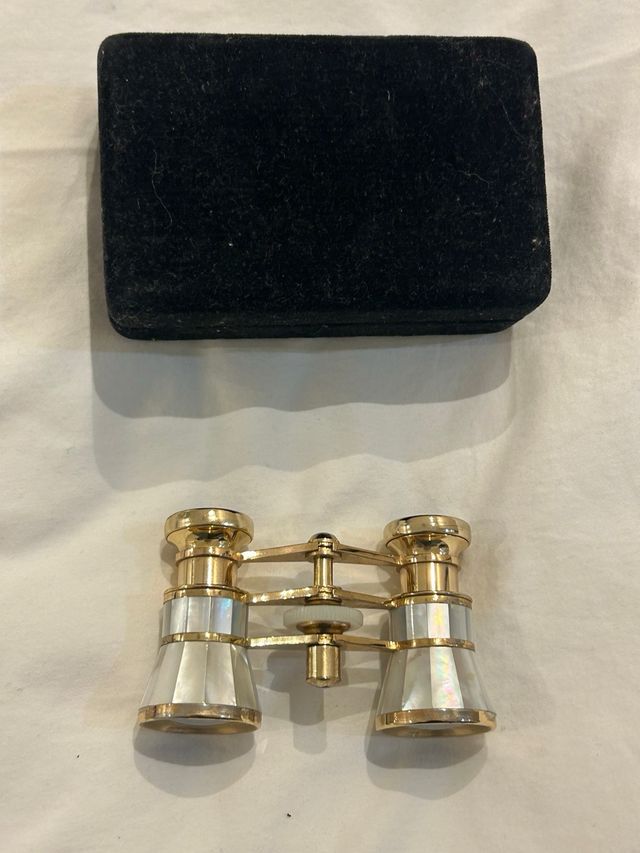 Antiguos prismáticos de ópera dorados