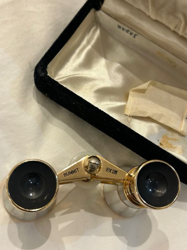 Antiguos prismáticos de ópera dorados