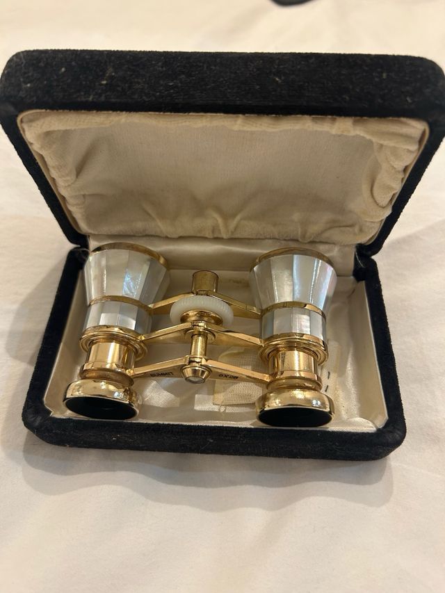 Antiguos prismáticos de ópera dorados