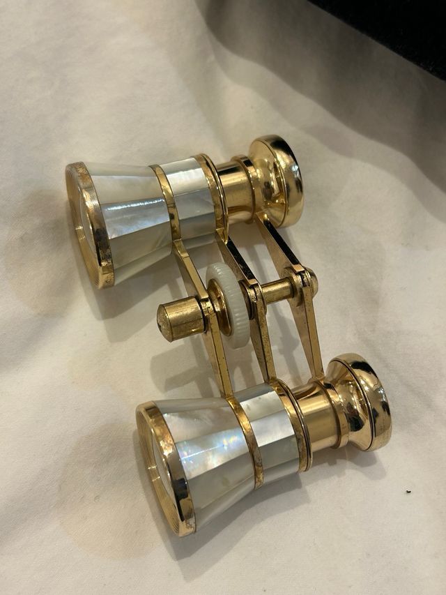 Antiguos prismáticos de ópera dorados