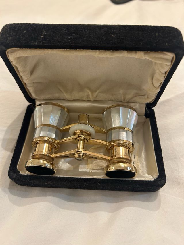 Antiguos prismáticos de ópera dorados