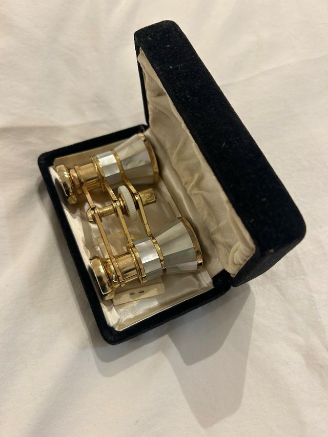 Antiguos prismáticos de ópera dorados