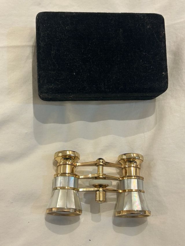 Antiguos prismáticos de ópera dorados