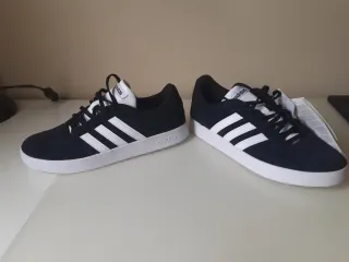 Playeras Adidas de piel a estrenar