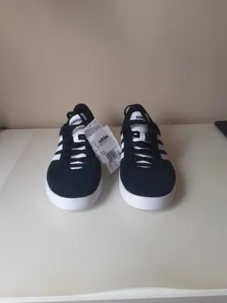 Playeras Adidas de piel a estrenar