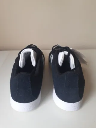 Playeras Adidas de piel a estrenar