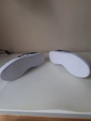 Playeras Adidas de piel a estrenar