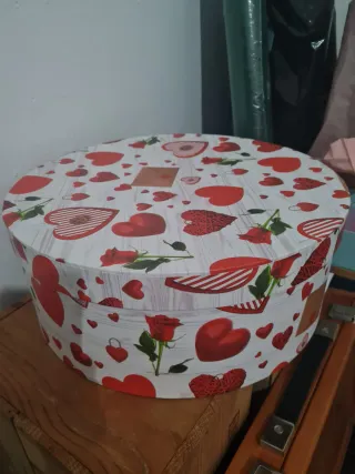 Caja de regalo grande con corazones