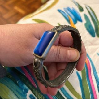 Bracciale rigido blu con dettagli bronzo