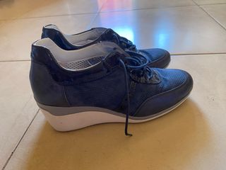 Zapatos de cuña azul marino