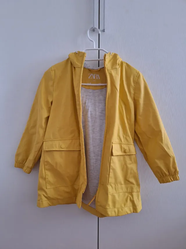 Gabardina Zara niña amarilla T8 128 cm