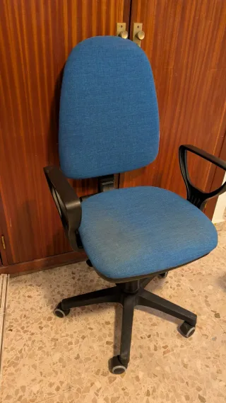 Silla de escritorio azul y negra