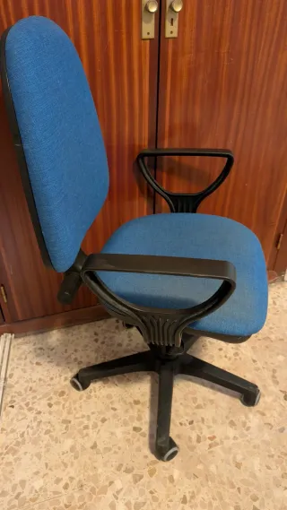 Silla de escritorio azul y negra