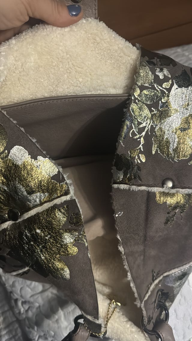 Bolso marrón y dorado con estampado floral