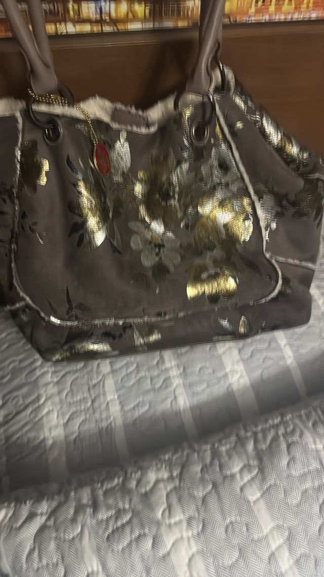 Bolso marrón y dorado con estampado floral
