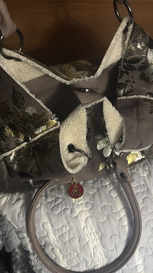 Bolso marrón y dorado con estampado floral