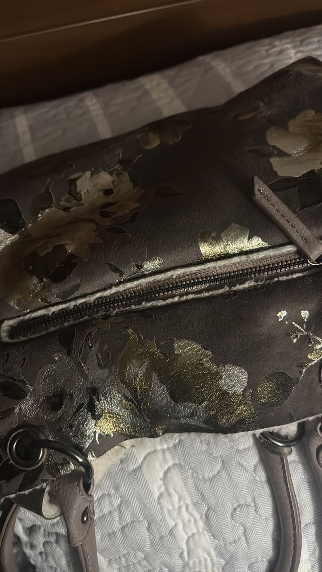 Bolso marrón y dorado con estampado floral