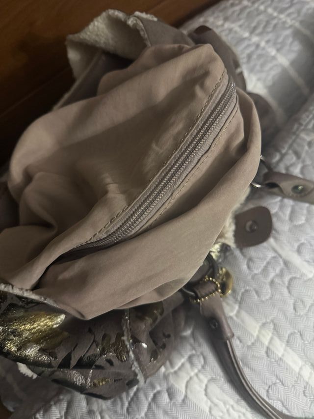 Bolso marrón y dorado con estampado floral