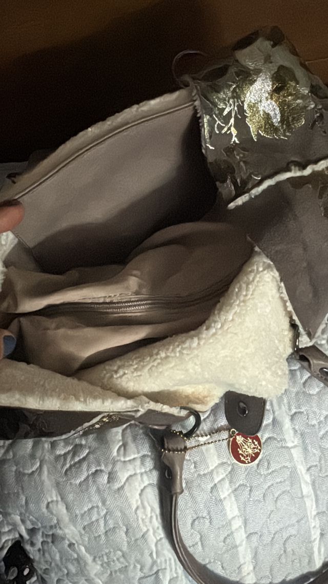 Bolso marrón y dorado con estampado floral