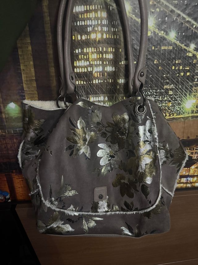 Bolso marrón y dorado con estampado floral