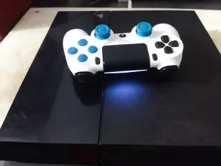 PS4 (PlayStation 4) Negra con mando blanco e buen