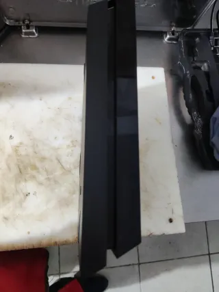 PS4 (PlayStation 4) Negra con mando blanco e buen