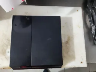 PS4 (PlayStation 4) Negra con mando blanco e buen