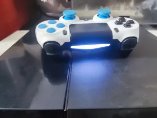 PS4 (PlayStation 4) Negra con mando blanco e buen