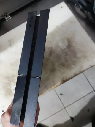 PS4 (PlayStation 4) Negra con mando blanco e buen