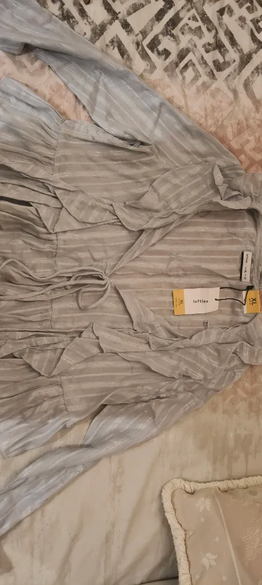 Camisa plateada con volantes Talla XL