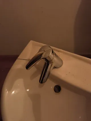 Lavabo Roca Gala Crema con Pie y grifo.