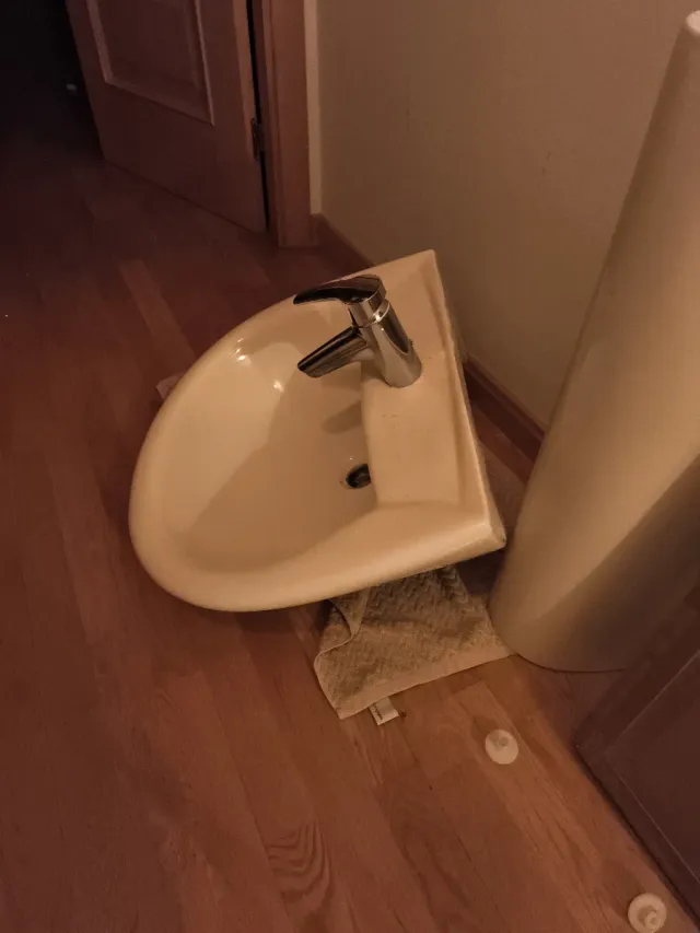 Lavabo Roca Gala Crema con Pie y grifo.