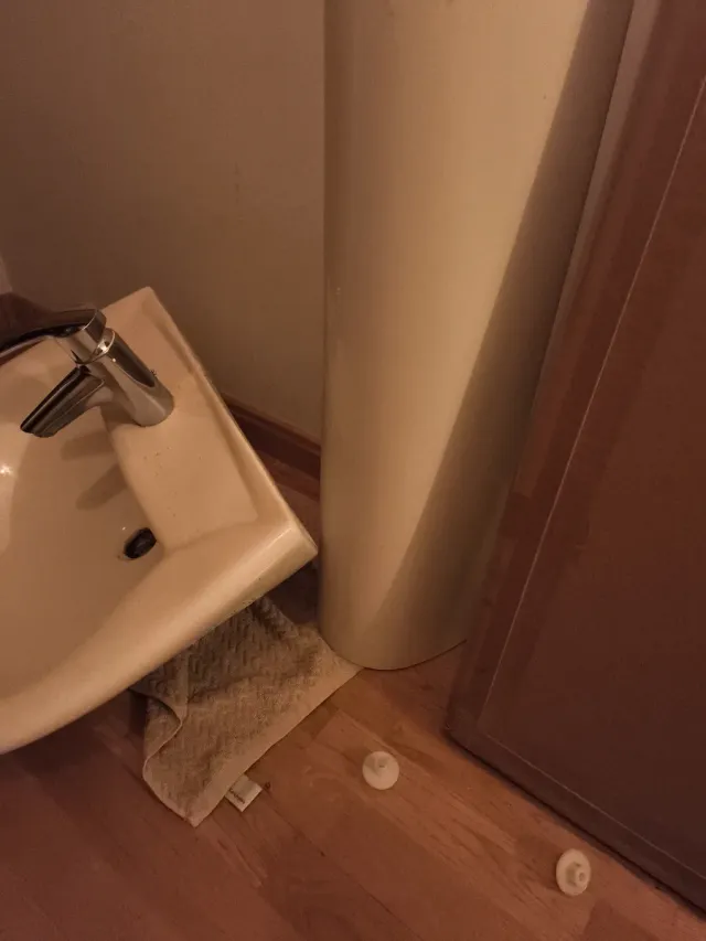 Lavabo Roca Gala Crema con Pie y grifo.