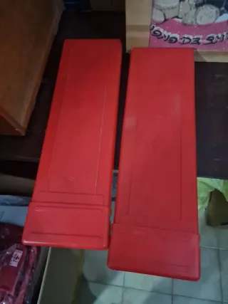 Dos Triángulos Rojos de Plástico