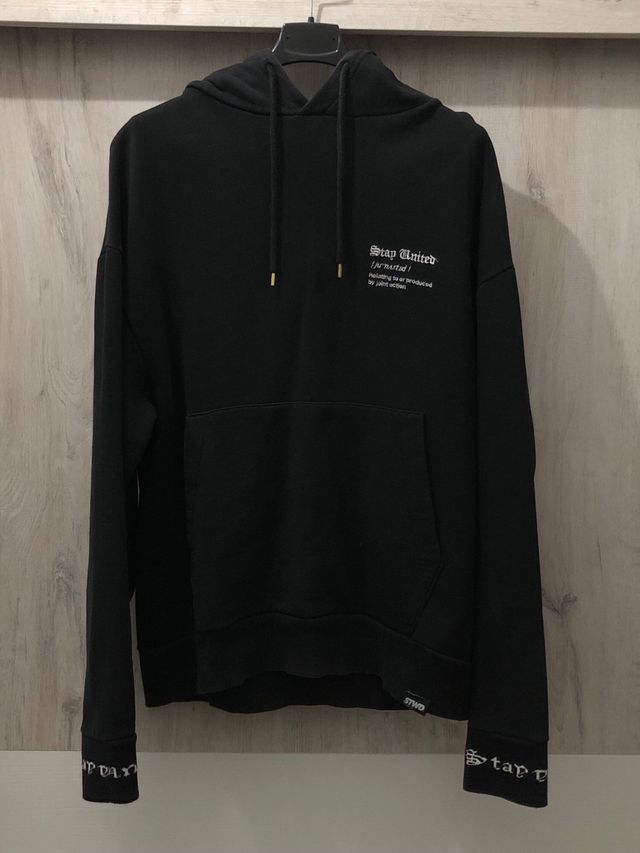 Sudadera negra con diseño