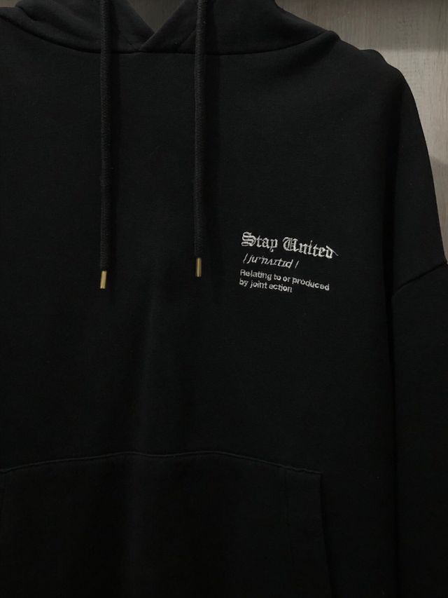 Sudadera negra con diseño