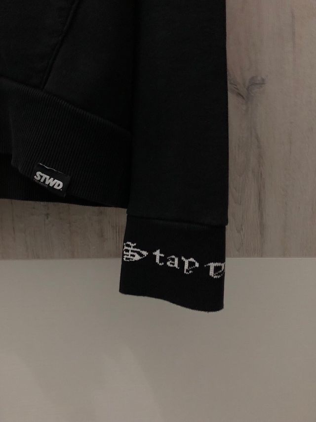 Sudadera negra con diseño