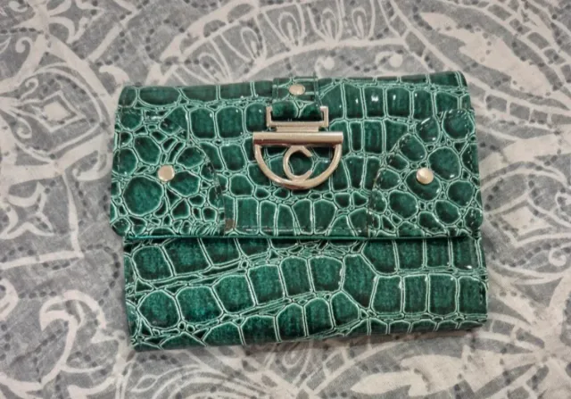 Monedero charol verde con detalles dorados