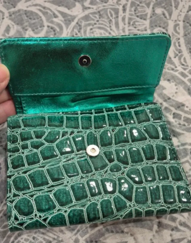 Monedero charol verde con detalles dorados