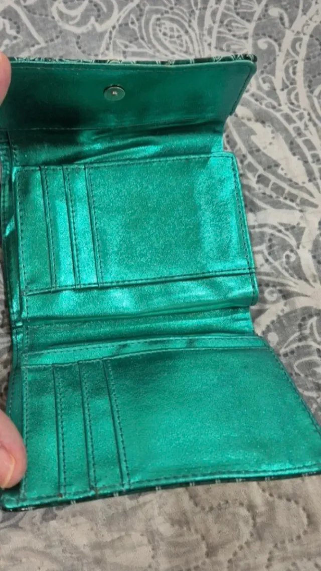 Monedero charol verde con detalles dorados