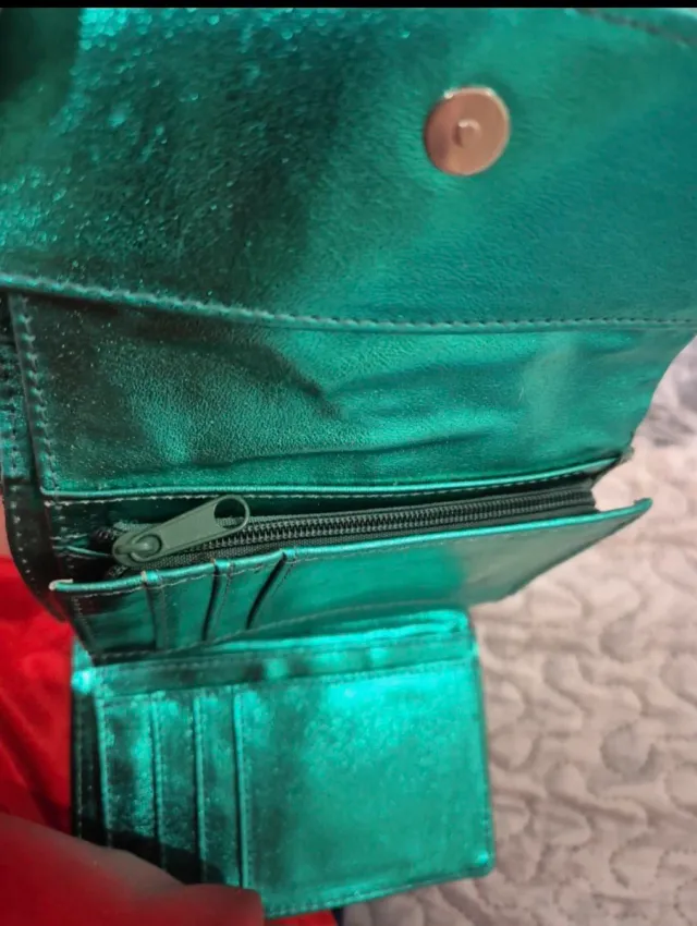 Monedero charol verde con detalles dorados