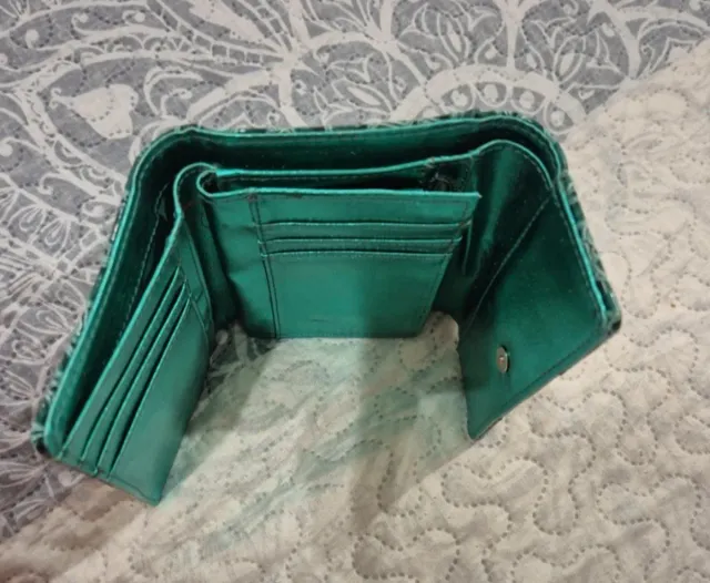 Monedero charol verde con detalles dorados