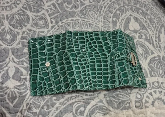 Monedero charol verde con detalles dorados