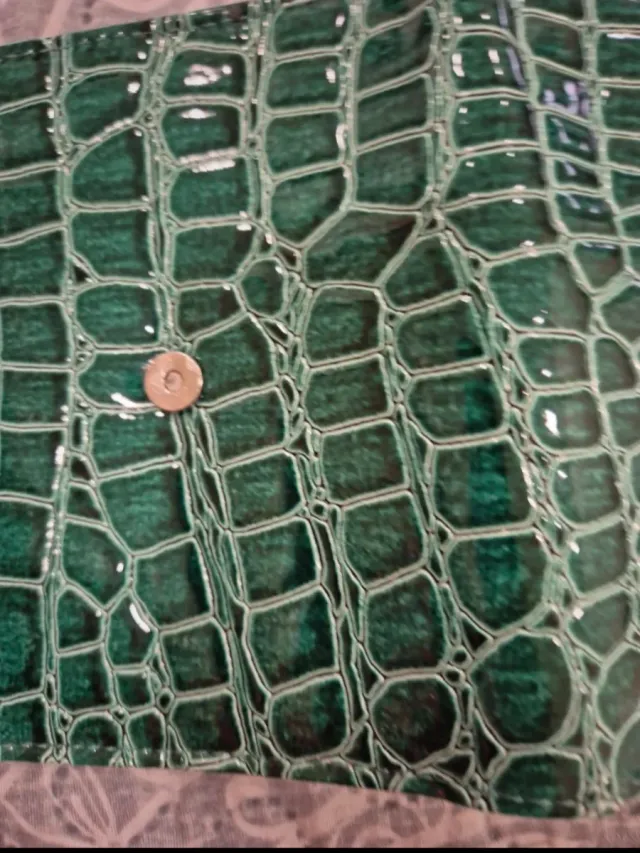 Monedero charol verde con detalles dorados