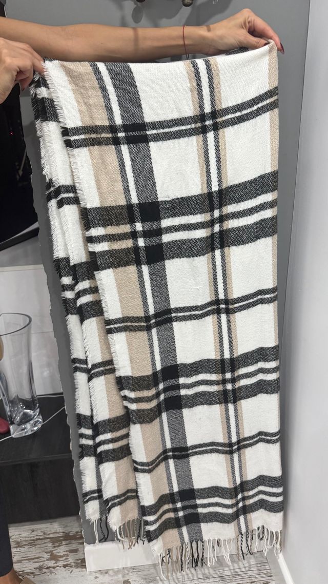 Bufanda a cuadros beige, negro y blanco
