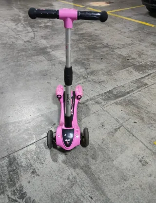 Patinete infantil 3 ruedas rosa con música y humo